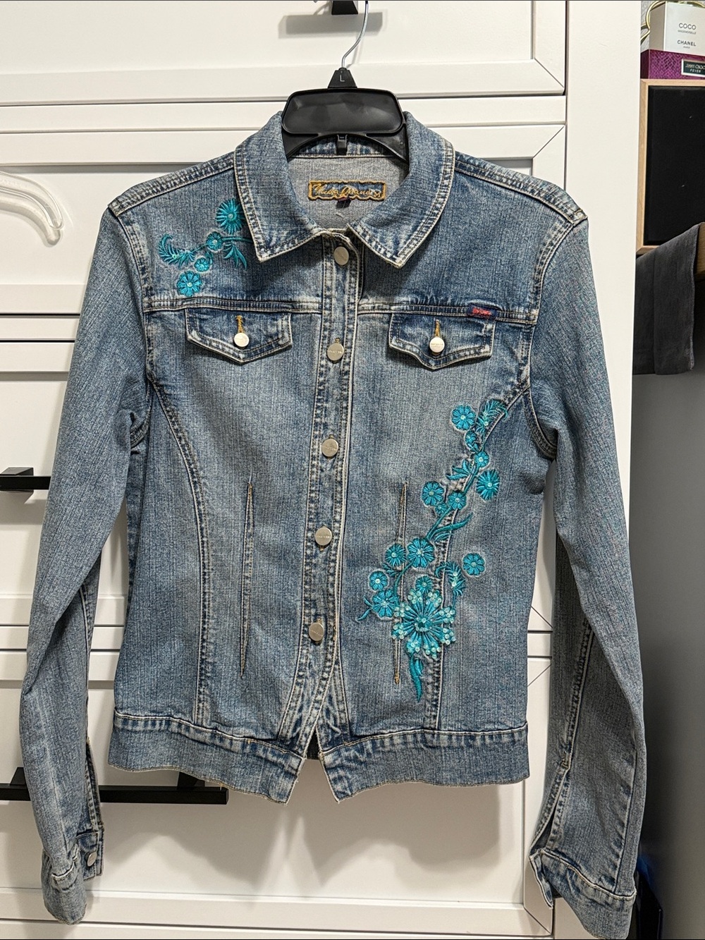 Yuka Jeans Vintage Blue Denim Jacket with Teal Floral Embroidery